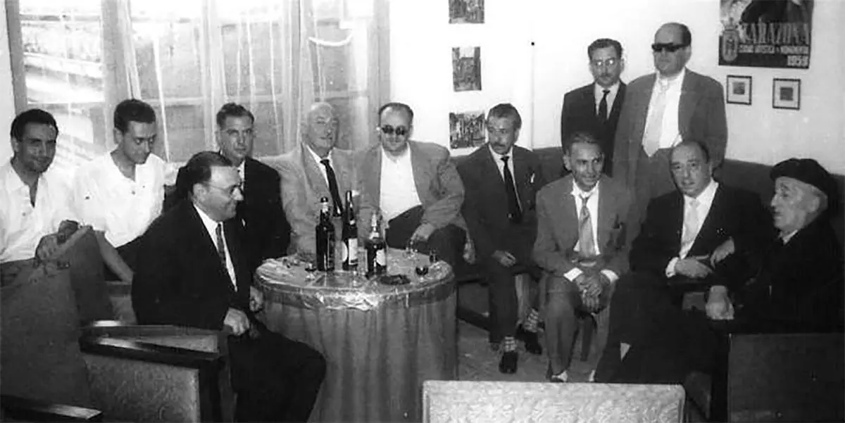 Plana mayor de la Pe&ntilde;a Preg&oacute;n en Pamplona. En primer plano, Faustino Corella. Al fondo el cartel de las Fiestas de Tarazona de 1959, indicio de qui&eacute;n era el anfitri&oacute;n de la tertulia