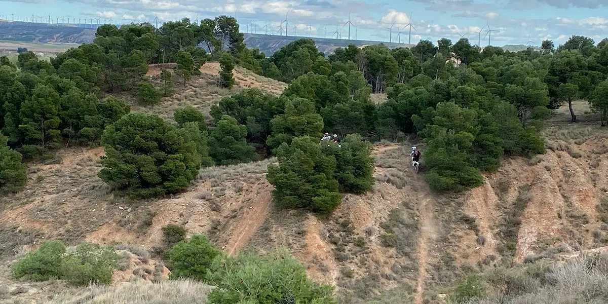 Los motociclistas destrozan el entorno