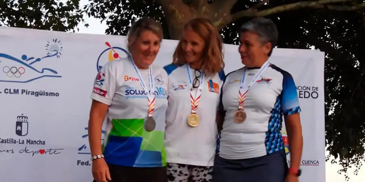 Bel&eacute;n S&aacute;nchez en el centro, campeona en K1