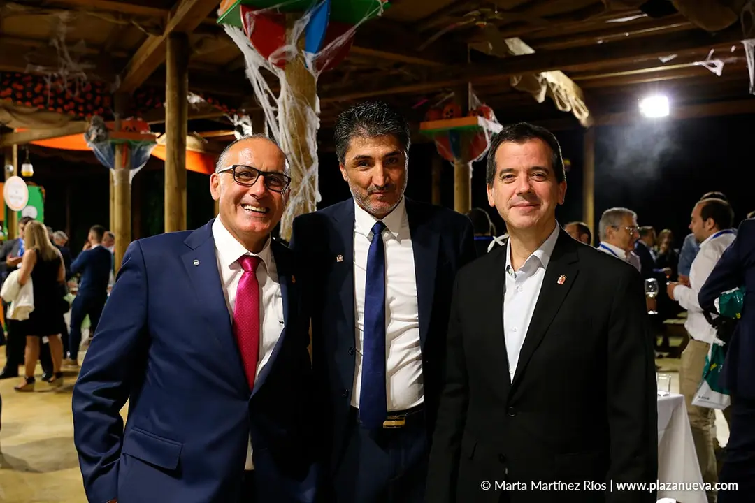Jes&uacute;s M&ordf; P&eacute;rez (Hermanos JP), Domingo S&aacute;nchez (Presidente de AER) y Mikel Irujo (Consejero Desarrollo Econ&oacute;mico y Empresarial) 