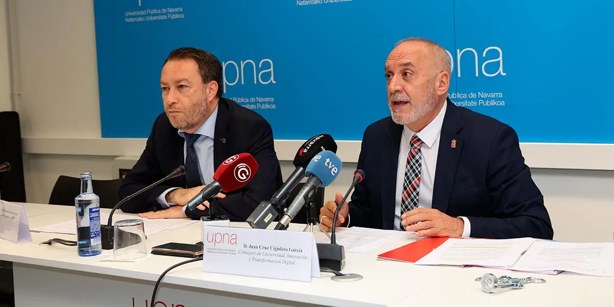 El rector de la UPNA, Ram&oacute;n Gonzalo, y el consejero de Universidad, Innovaci&oacute;n y Transformaci&oacute;n Digital, Juan Cruz Cigudosa