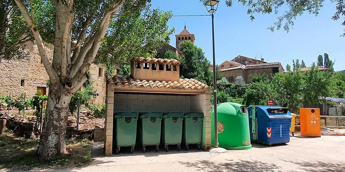 Los contenedores se sit&uacute;an en cada localidad cincovillesa contribuyendo a favorecer el reciclaje. En la imagen, los de Long&aacute;s