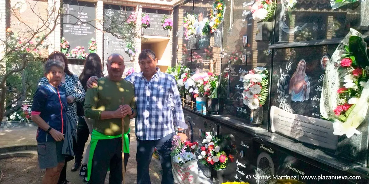Familiares en el cementerio de Murchante
