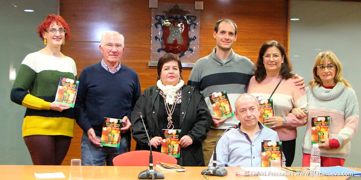 Miembros del grupo literario Escríbere de la Rioja Baja acompañanado a Miguel Bermejo en la presentación de su quinto libro