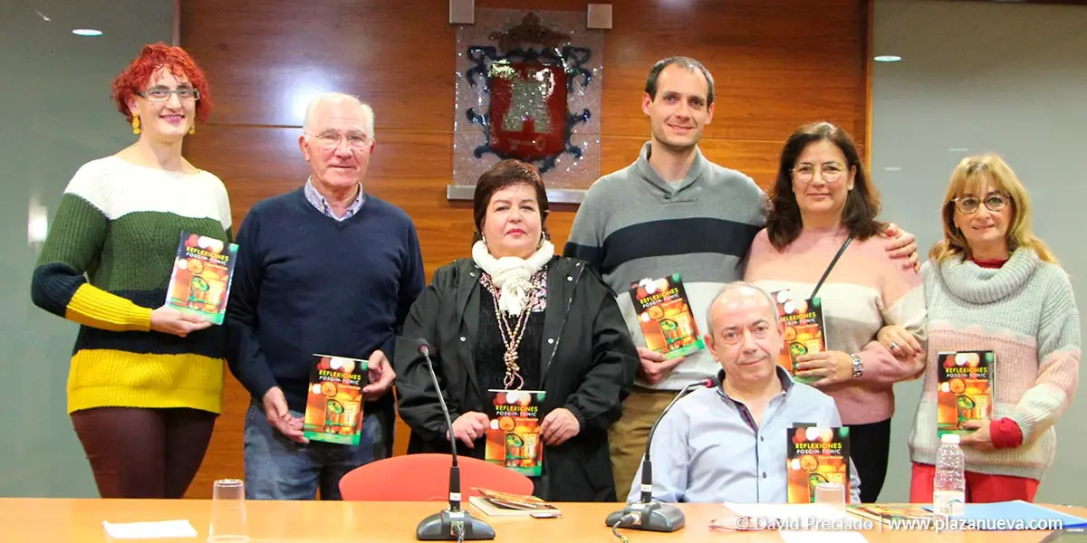 Miembros del grupo literario Escr&iacute;bere de la Rioja Baja acompa&ntilde;anado a Miguel Bermejo en la presentaci&oacute;n de su quinto libro