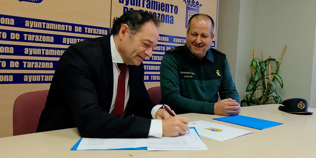 El Alcalde de Tarazona, Luis Jos&eacute; Arrechea y el Coronel Jefe de la Comandancia, Jos&eacute; Antonio Mingorance firmaron el procedimiento