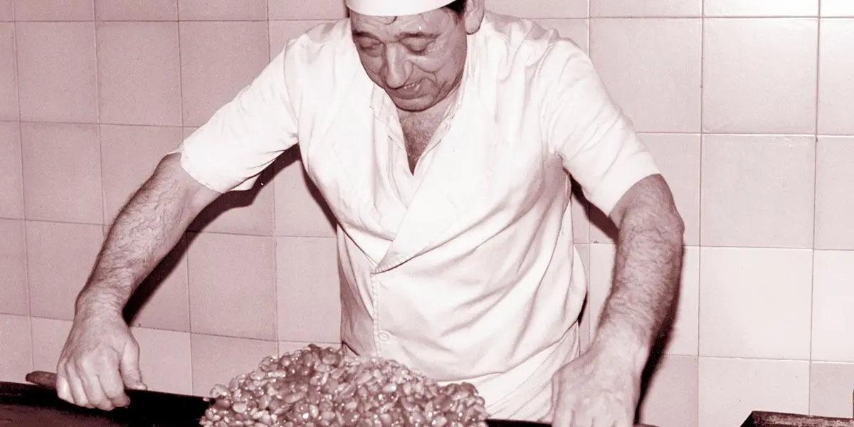Jos&eacute; Mar&iacute;a Zuazu de Pasteler&iacute;a Zuazu, haciendo turr on de almendras