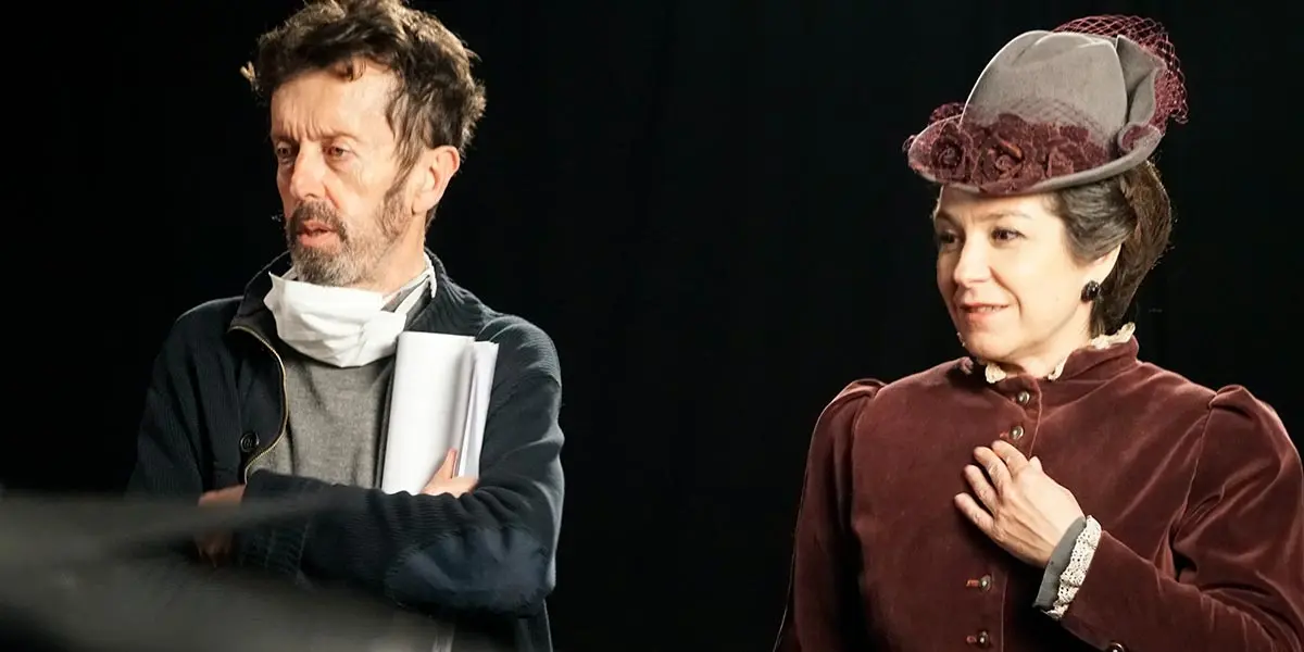 Miguel &Aacute;ngel Calvo Buttini junto a la actriz que interpreta a Emilia