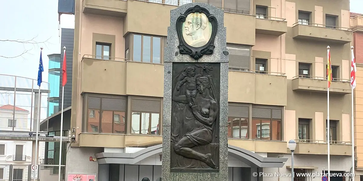 Monumento dedicado a la figura de M&eacute;ndez Vigo frente al teatro Gaztmabide de Tudela