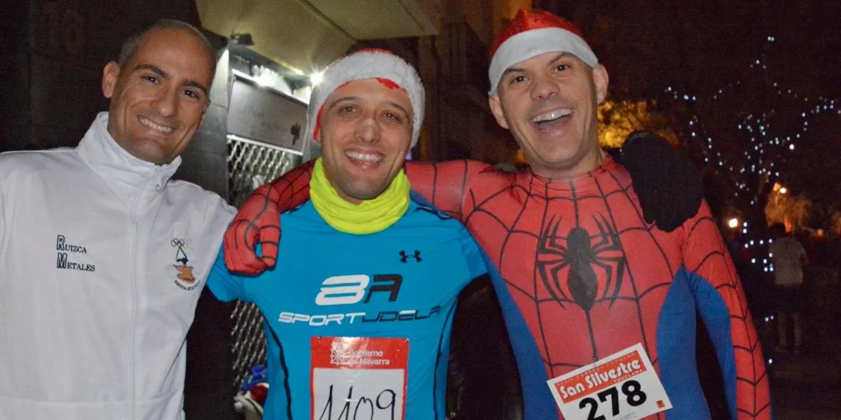 San Silvestre 2022 40 Paul Corella Mart&iacute;nez con amigos 1291
