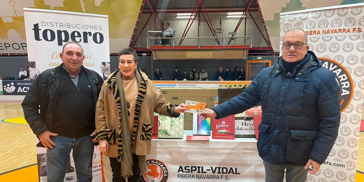 Luis Navarro, Milagros Tabuenca y Alberto Ram&iacute;rez, junto a la cesta