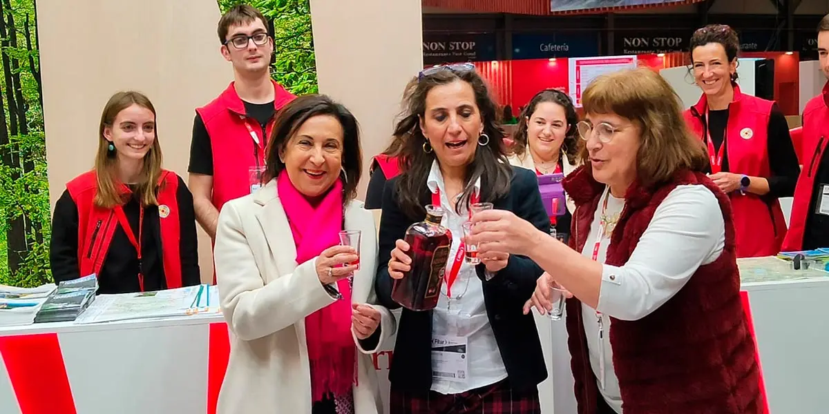 Consuelo Urmeneta Resa brindando en FITUR con la ministra Margarita Robles