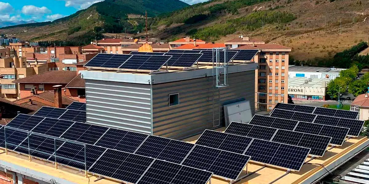 Edificio vecinal con placas