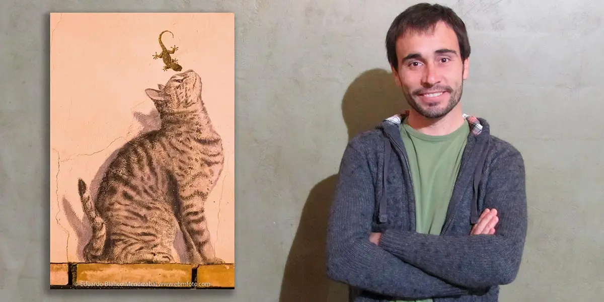 Eduardo Blanco Mendiz&aacute;bal junto a su fotograf&iacute;a Arte y vida