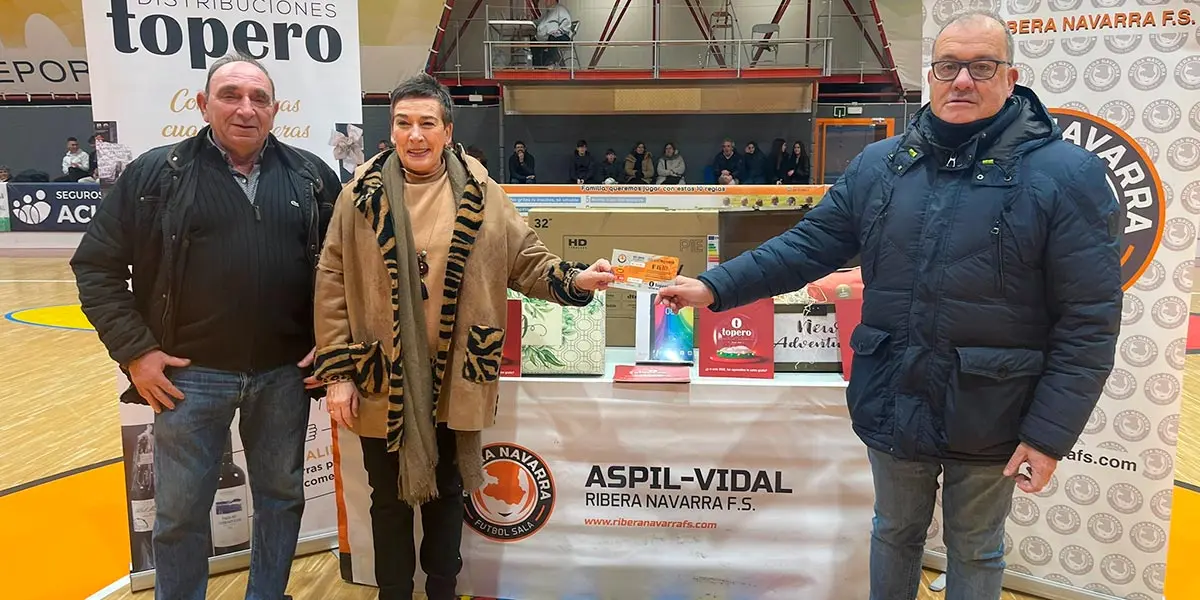 Luis Navarro, Milagros Tabuenca y Alberto Ram&iacute;rez, junto a la cesta