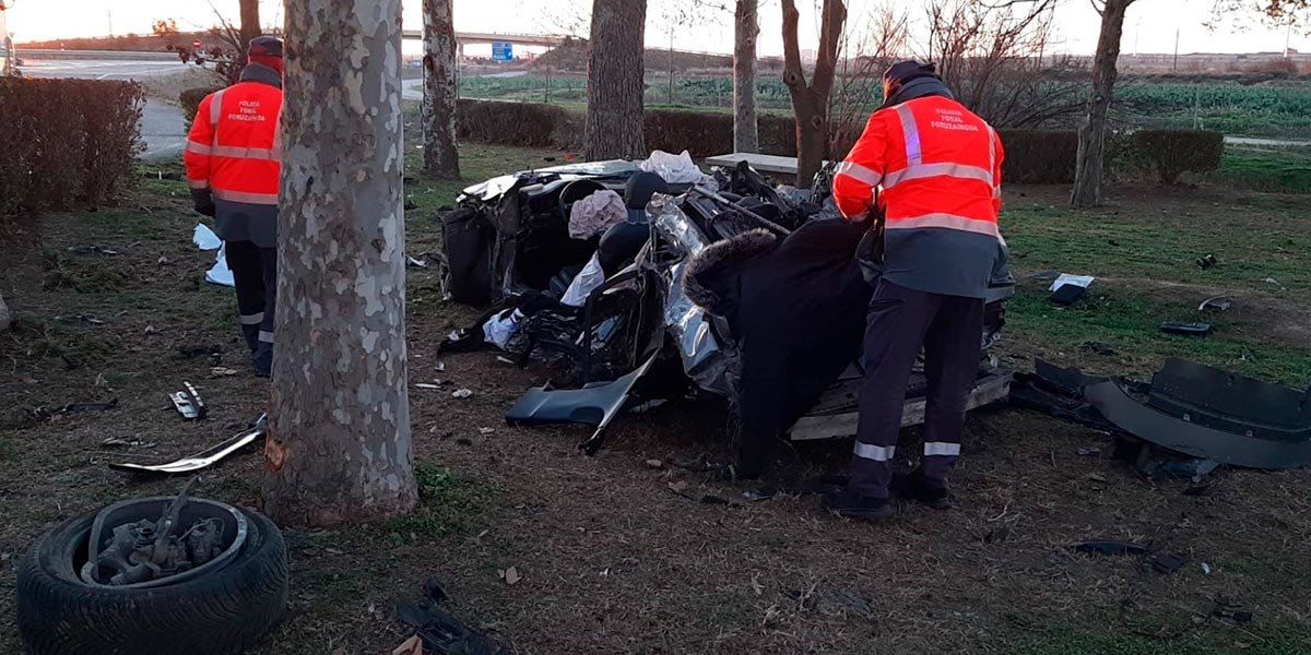 Estado en el que ha quedado el vehículo que ha colisionado en el área de servicio de Ribaforada en la Autovía del Ebro