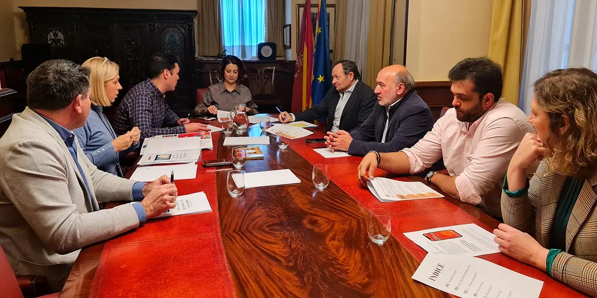Reuni&oacute;n mantenida por el alcalde de Tarazona, Luis Jos&eacute; Arrechea, junto a la alcaldesa de Teruel, Emma Buj, y el alcalde de Calatayud, Jos&eacute; Manuel Aranda, acompa&ntilde;ados todos ellos por sus respectivos equipos