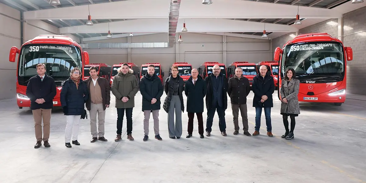 Autoridades del Gobierno de Navarra as&iacute; como representantes municipales de algunas localidades que ser&aacute;n atendidas por la nueva concesi&oacute;n de transportes