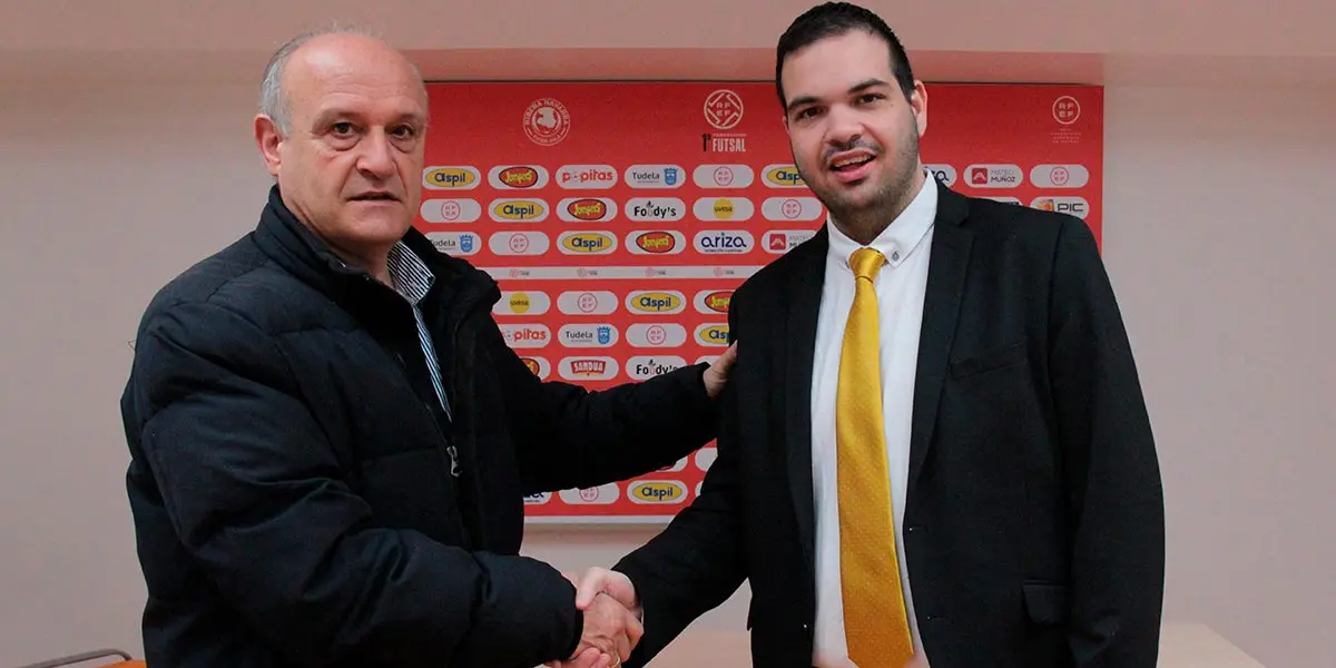 Jos&eacute; Luis Ruiz, fundador y primer presidente del Ribera, estrechando la mano al nuevo presidente del club, Ram&oacute;n L&aacute;zaro