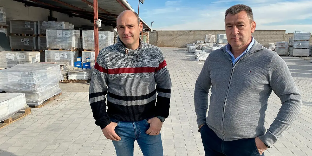 Los hermanos Iv&aacute;n y Tomas Lizar en su nave