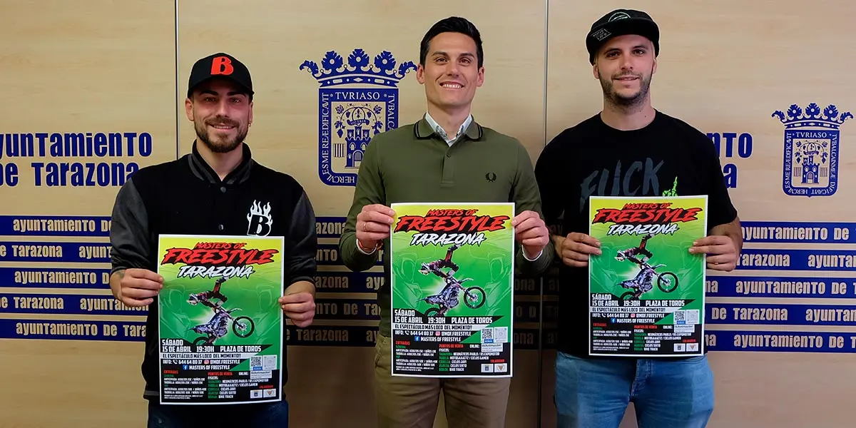 El concejal de Deportes, Pablo Escribano, acompa&ntilde;ado de los organizadores y pilotos del espect&aacute;culo, Rayco D&iacute;az Rovirahan y Sa&uacute;l Mengual Dur&aacute;n