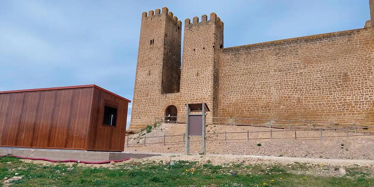 El nuevo punto de informaci&oacute;n tur&iacute;stica que se ha instalado en S&aacute;daba junto al castillo