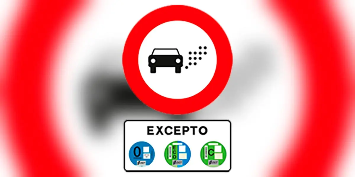 Esta fue la primera se&ntilde;al creada por la DGT para regular la entrada a las nuevas zonas de bajas emisiones en Espa&ntilde;a. Ahora se han retirado las excepciones de las etiquetas