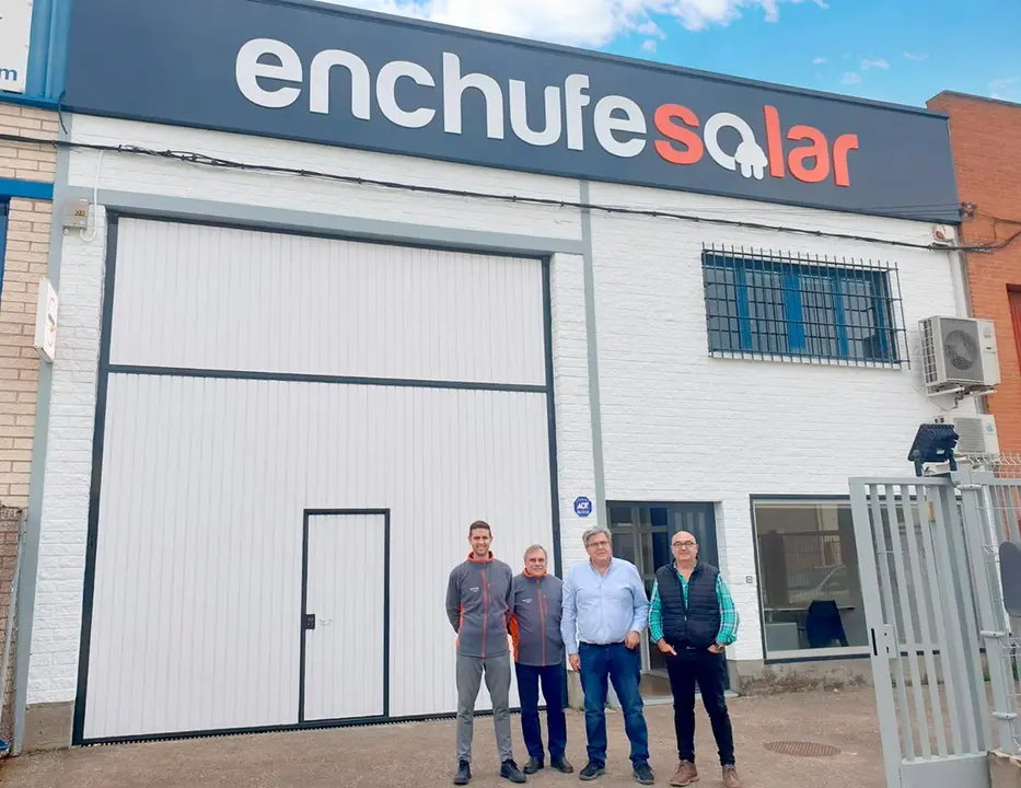 Fachada EnchufeSolar Norte con Rafael Velasco, Luis Monge, Juan Cruz y Luis Dur&aacute; (de izqda. a dcha.)