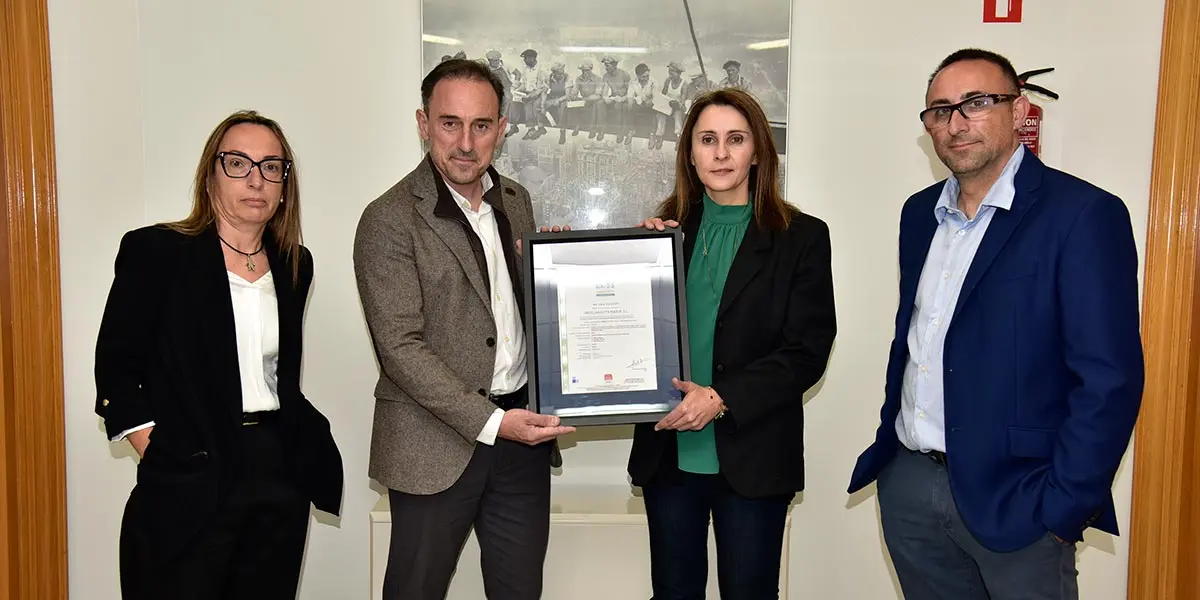 Gemma Lizaldre (Responsable de la implantaci&oacute;n de la norma) y Michel Lumbreras (Director Territorial Navarra La Rioja de AENOR) junto a Ana Jarauta y Miguel &Aacute;ngel Jarauta (Gerentes de Gr&aacute;ficas J. Mar&iacute;n)