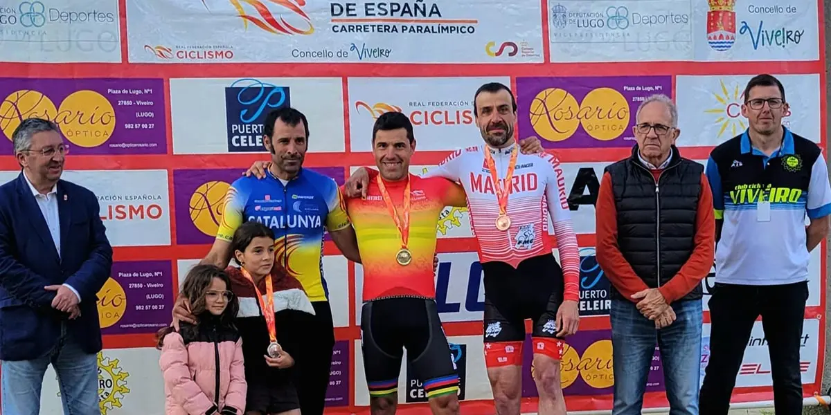 Edu Santas en el centro del podio del Campeonato de Espa&ntilde;a en ruta y CRI celebrado en Viveiro