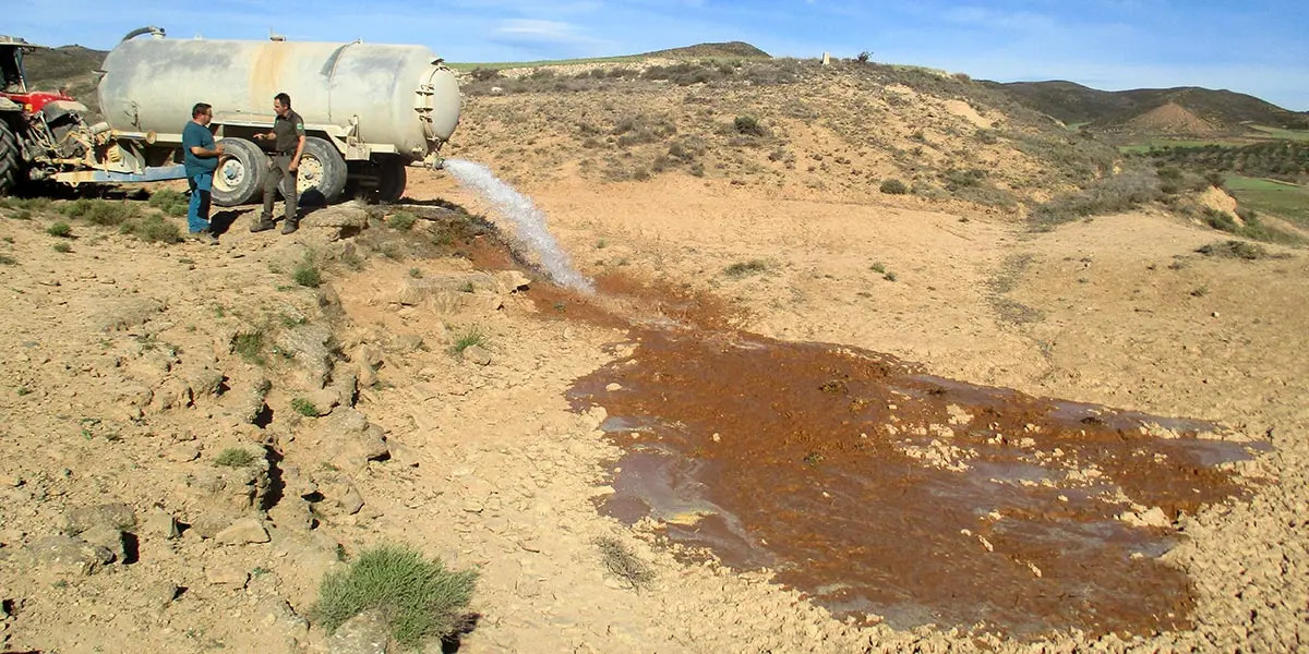 Llenado de agua en una balsa en los alrededores de Tarazona