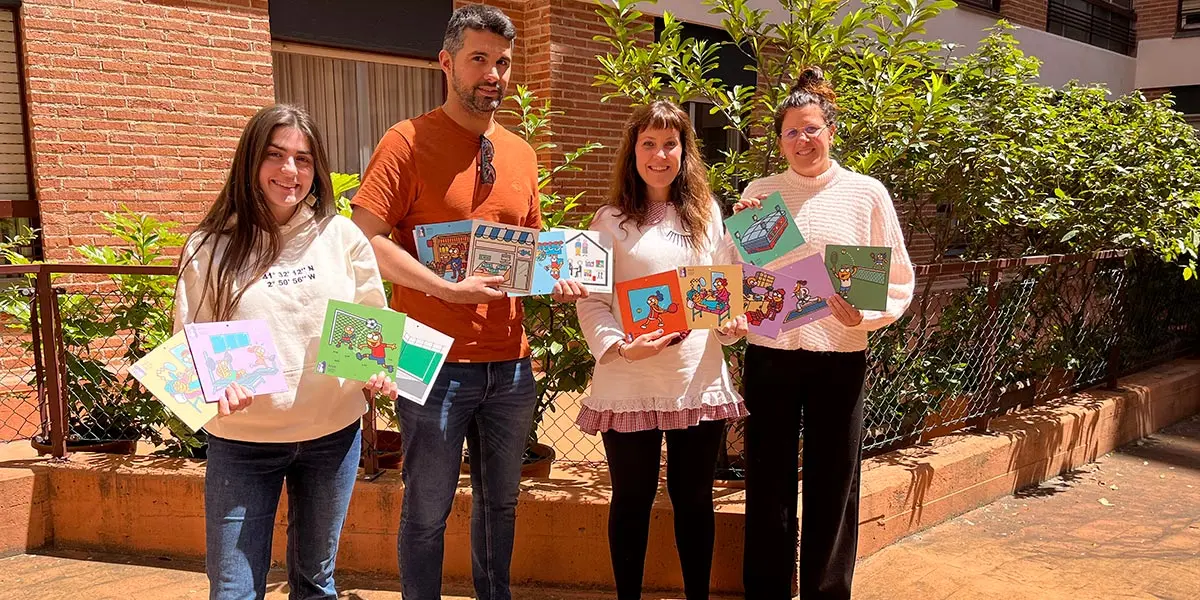Trabajadoras de ANA sostienen varios pictogramas junto al concejal de Festejos de Andosilla, Mario Murugarren