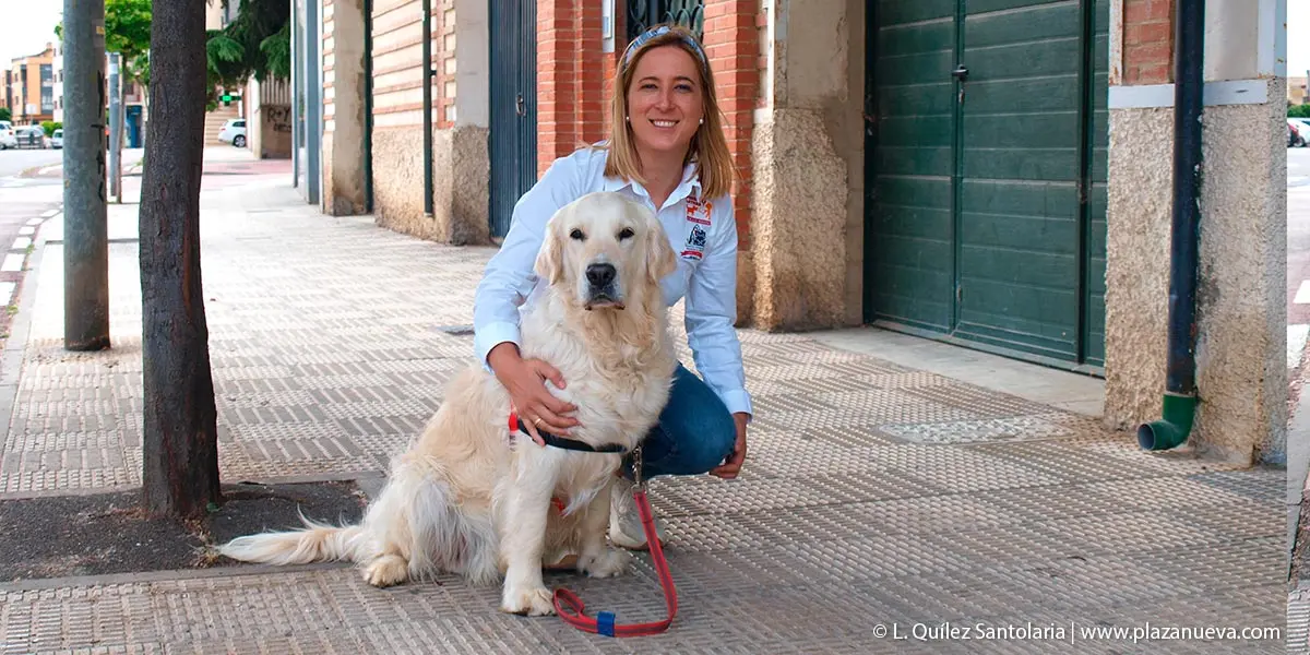 Elizabeth Franc&eacute;s y su perro Klaus