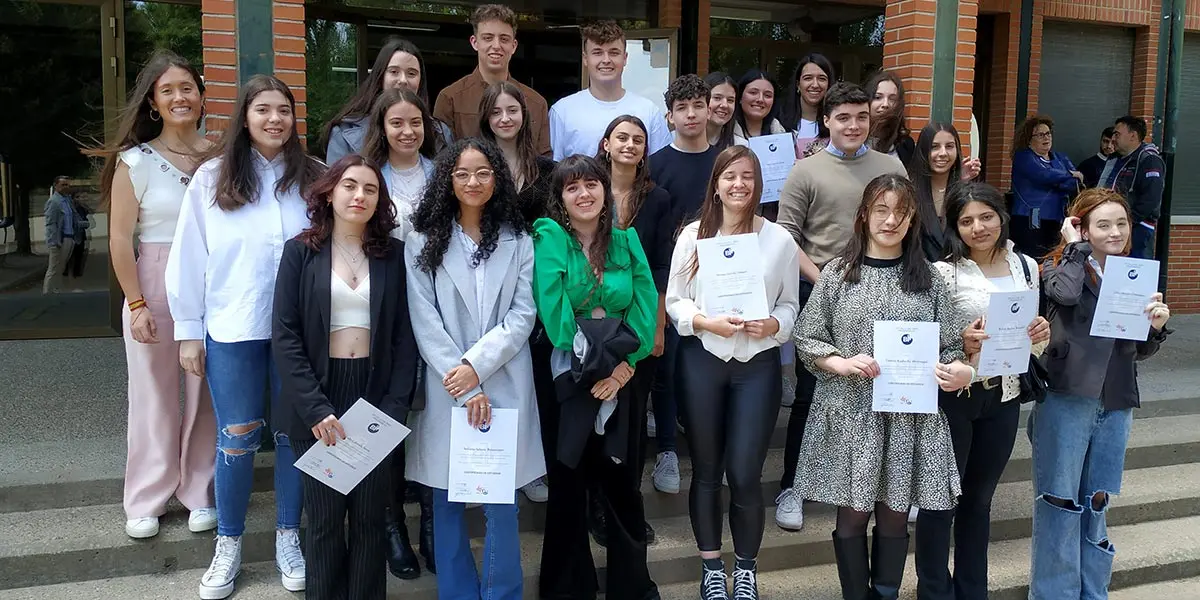 Conjunto del alumando de Bi+ que acudi&oacute; al acto de graduaci&oacute;n
