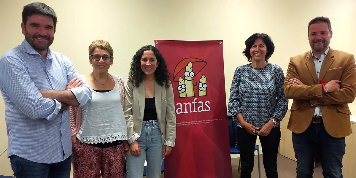 Grupo de representantes pol&iacute;tico que participaron en el mitin de Anfas