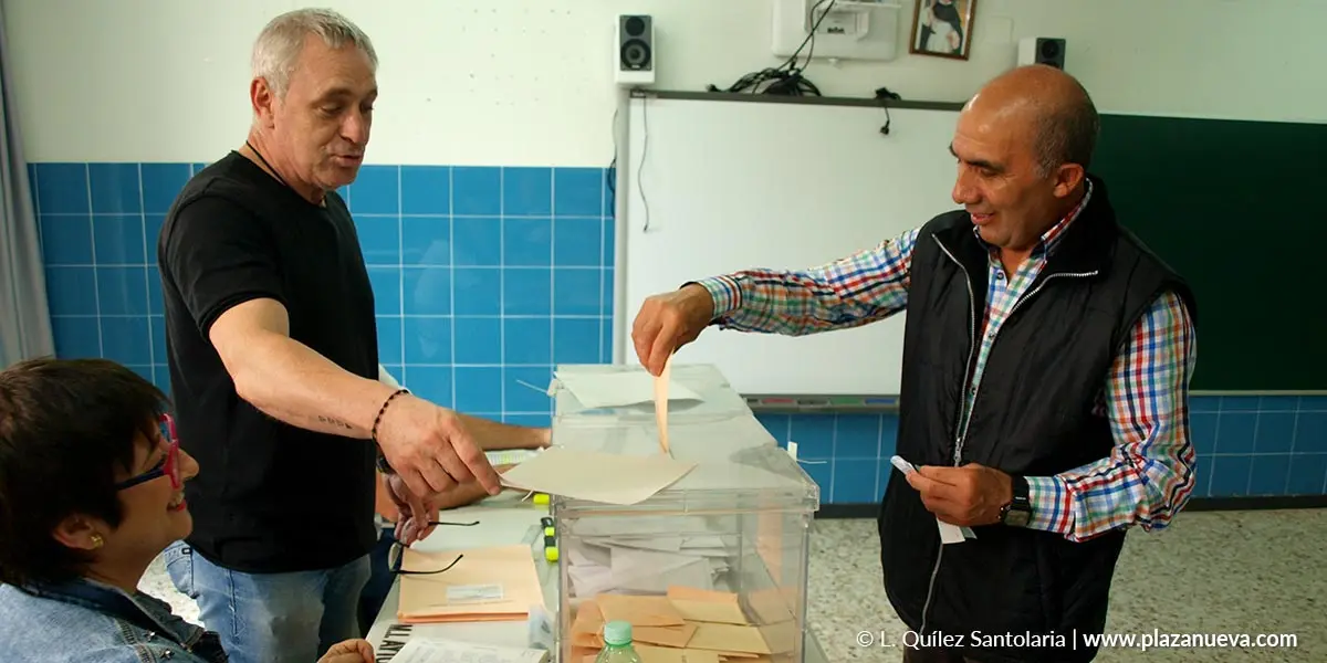 Vecino de Tudela votando en la Anunciata en el 28M