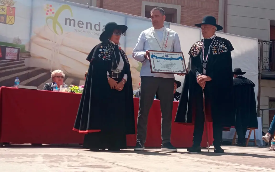 La Cofraf&iacute;a del Esp&aacute;rrago de Navarra nombra Cofrade de Honor a Enrique Mart&iacute;nez Bruon