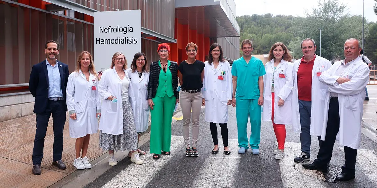 La Presidenta Chivite y la consejera Indur&aacute;in, en el exterior del edificio, con responsables del Hospital