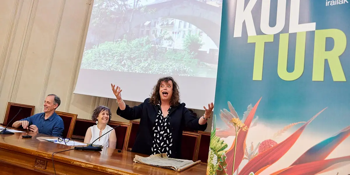 La consejera de Cultura y Deporte, junto al director del Servicio de Acci&oacute;n Cultural y la artista Estefan&iacute;a de Paz