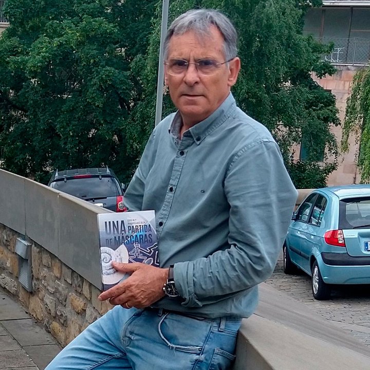 Luis M.ª Rodriguez Elia posa con su libro 'Una partida de máscaras'