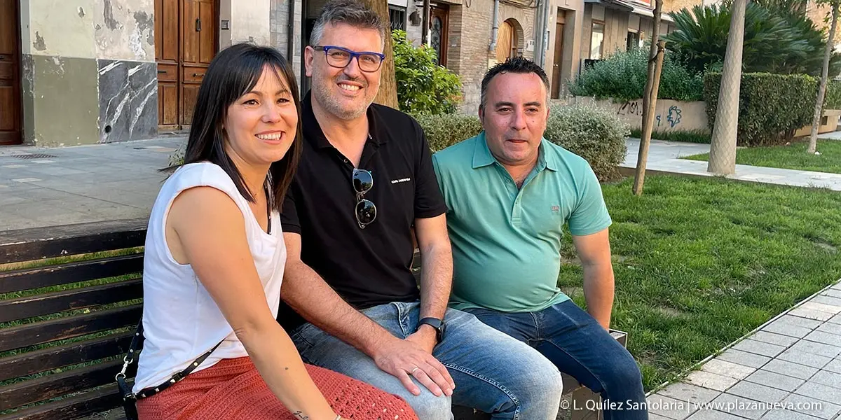 Irene Moneo, Javier Salcedo y Carlos Moneo en un banco de la calle Herrer&iacute;as frente al bar La Cura que exitosamente regentan