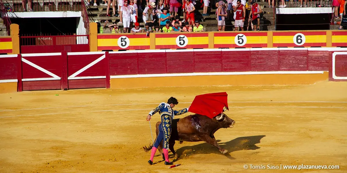 Un momento de la corrida de toros del a&ntilde;o pasado celebrada el d&iacute;a 25 con p&uacute;blico en la plaza tanto en el tendido de sombra como en el de sol
