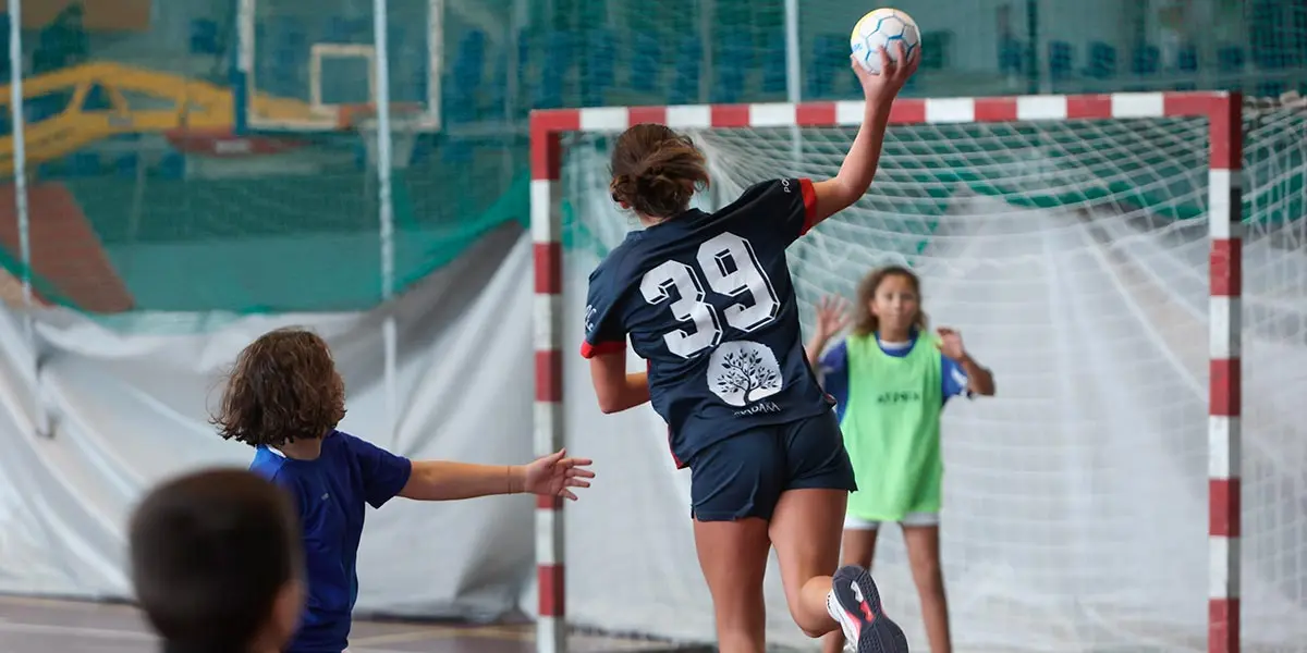 Partido de balonmano en los Juegos Deportivos de Navarra