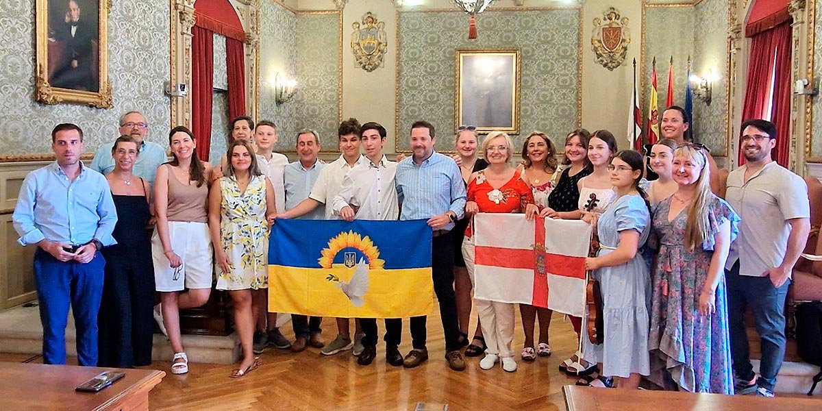 Recepción en el ayuntamiento a los jóvenes ucranianos que visitan Navarra para ofrecer conciertos solidarios en Pamplona y Tudela