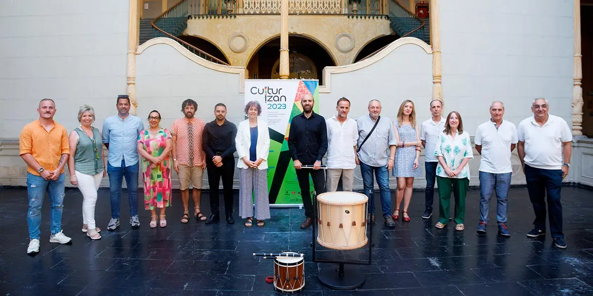 La consejera Esnaola, acompa&ntilde;ada por los comisarios art&iacute;sticos de la exposici&oacute;n y por representantes de la Direcci&oacute;n General de Cultura   Instituci&oacute;n Pr&iacute;ncipe de Viana, de ayuntamientos y de entidades participantes