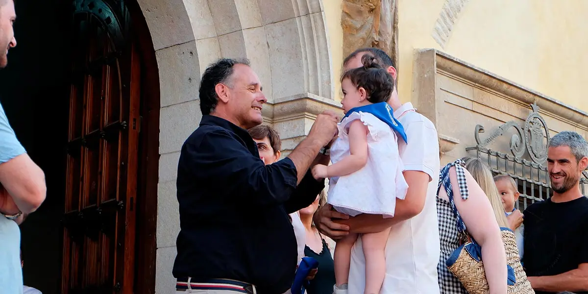 El alcalde, Tono Jaray, en la imposici&oacute;n del pa&ntilde;uelo en Tarazona
