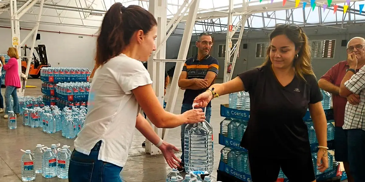 Reparto-de-agua-a-los-vecinos-de-Tarazona-(2)