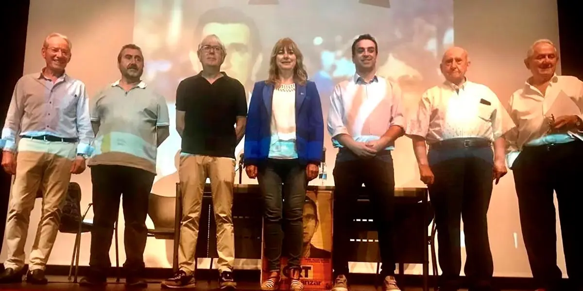 La vicepresidenta Ollo junto al alcalde Bonel, responsables del Instituto Navarro de la Memoria y familiares de &Aacute;ngel Oliver