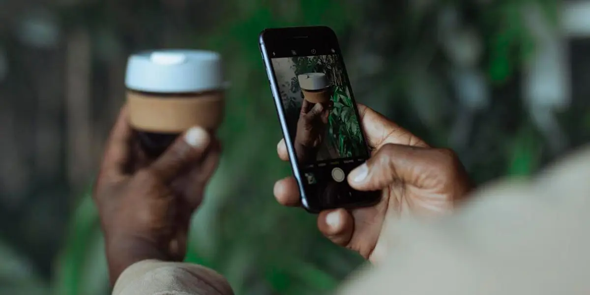 tel&eacute;fono smartphone fotograf&iacute;a cafe subir poster influencer