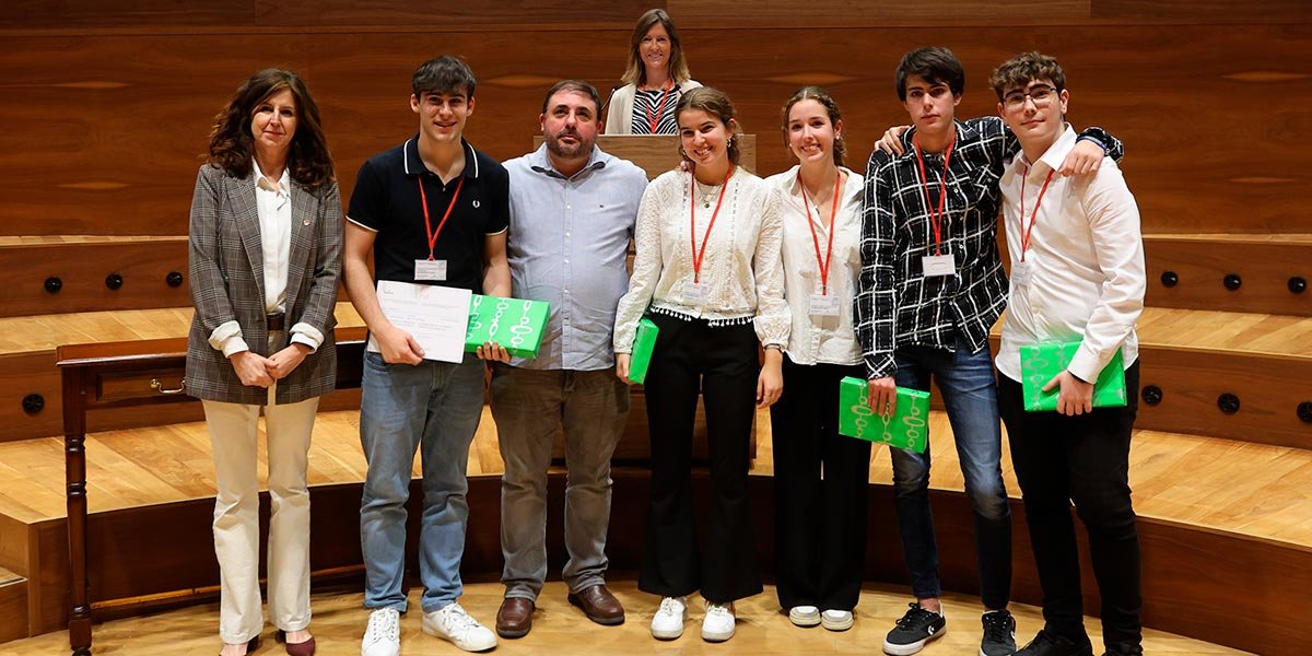 Los estudiantes del IES Benjamín de Tudela, equipo ganador de este torneo, posan con el presidente del Parlamento, Unai Hualde, y la vicerrectora Begoña Pérez Eransus
